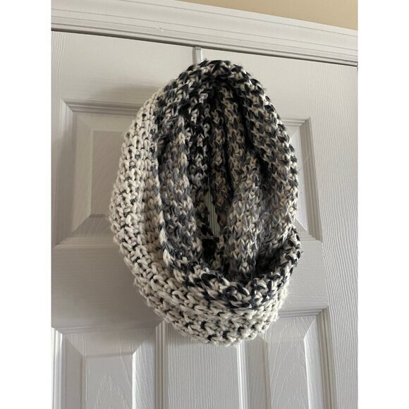Old Navy Knit Infinity Scarf - Picture 1 of 3